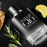 perfume acqua di gio parfum sobre fondo negro y sobre frutas olfativas