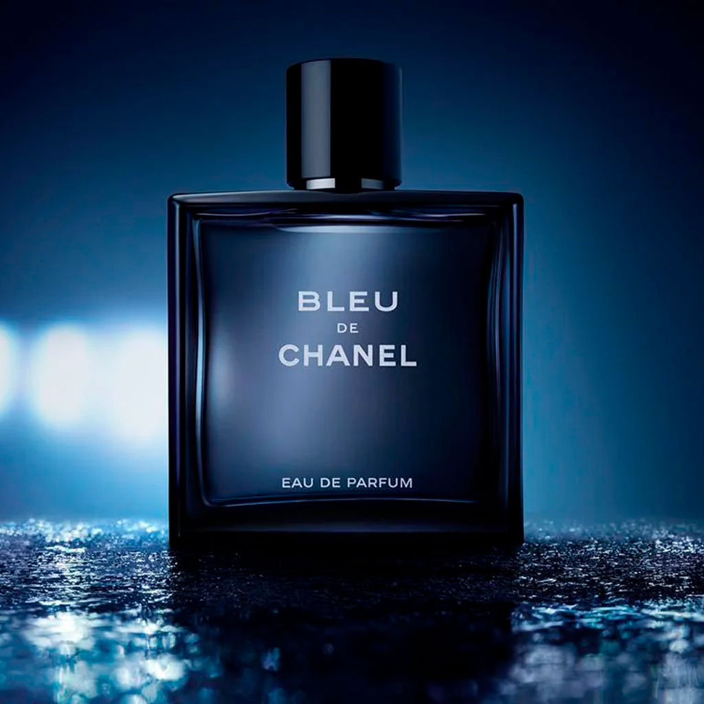 perfume bleu de chanel sobre piso mojado