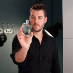 Andrés croxatto posando son su perfume "Andrés perfume man"