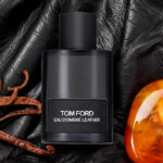 perfume tom ford d´ombre leather sobre fondo de cuero