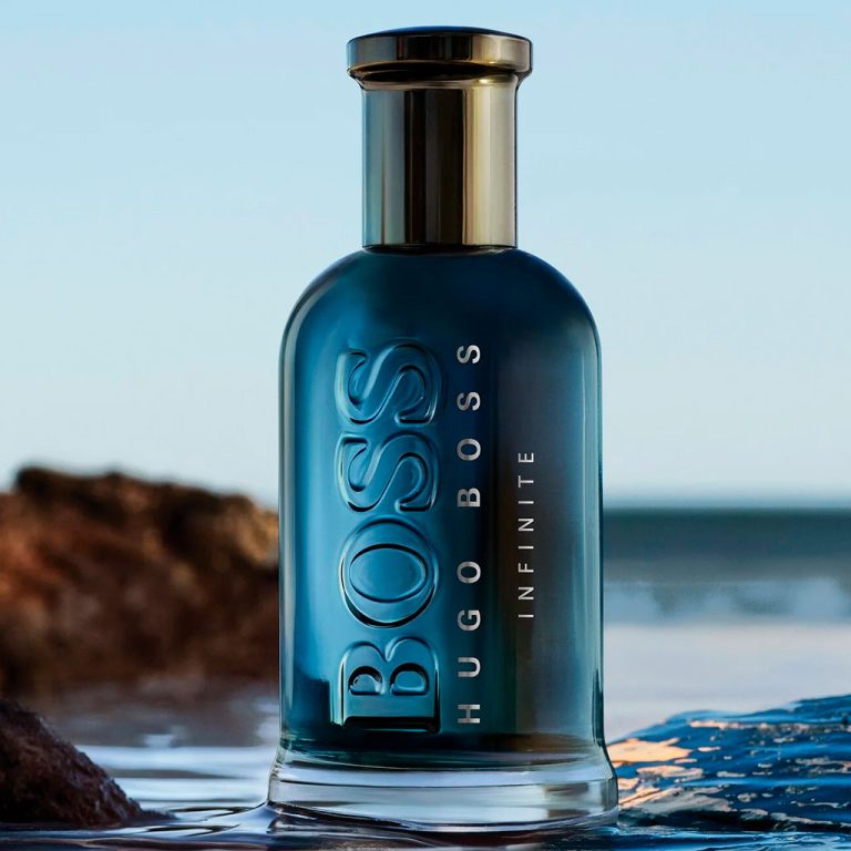 perfume hugo boss infinite sobre fondo acuatico