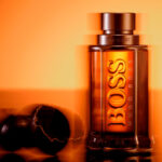 perfume hugo boss the scent sobre fondo anaranjado