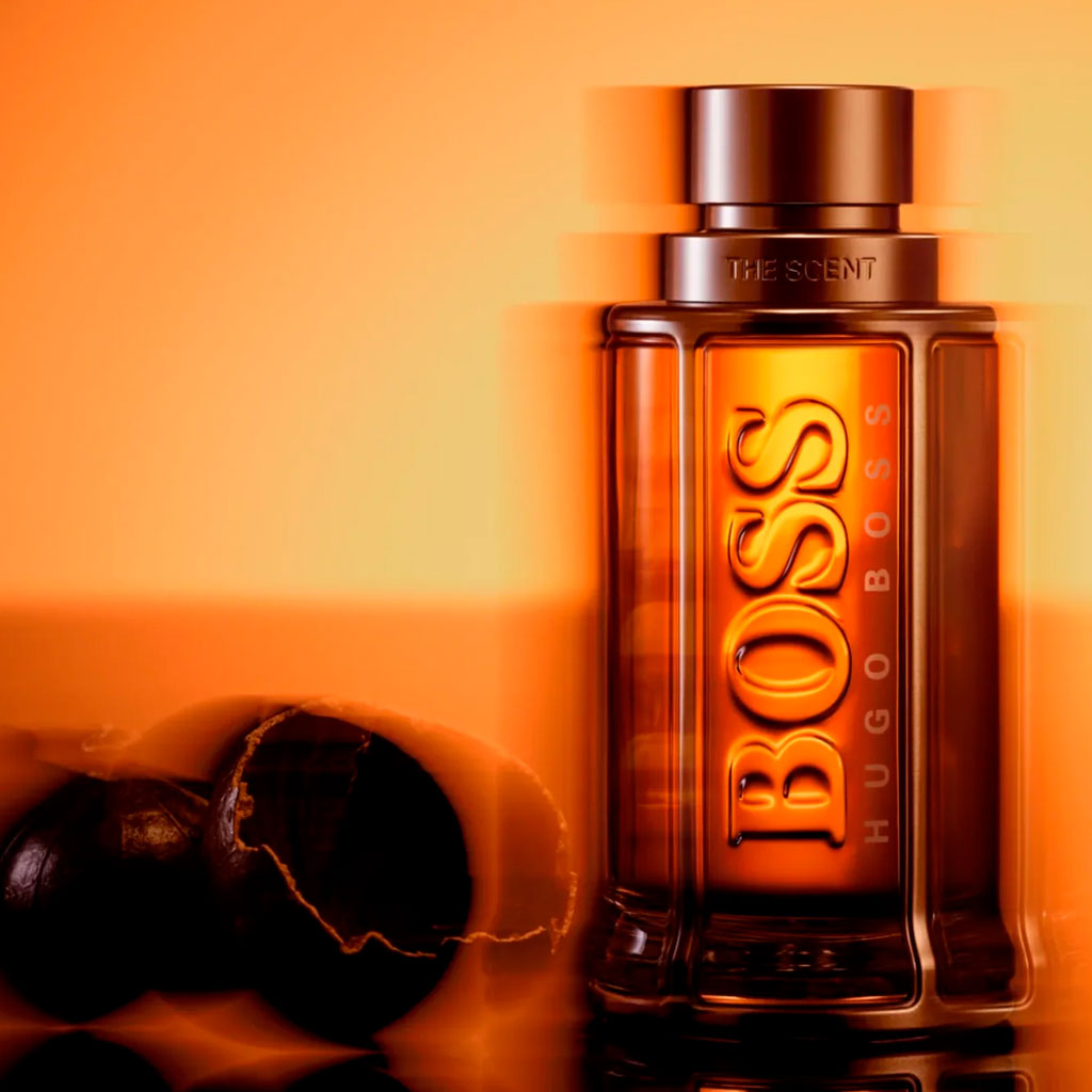 perfume hugo boss the scent sobre fondo anaranjado