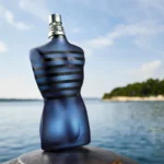 perfume le male ultra sobre fondo de playa