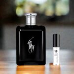 Perfume polo black junto a su decant sobre fondo borroso