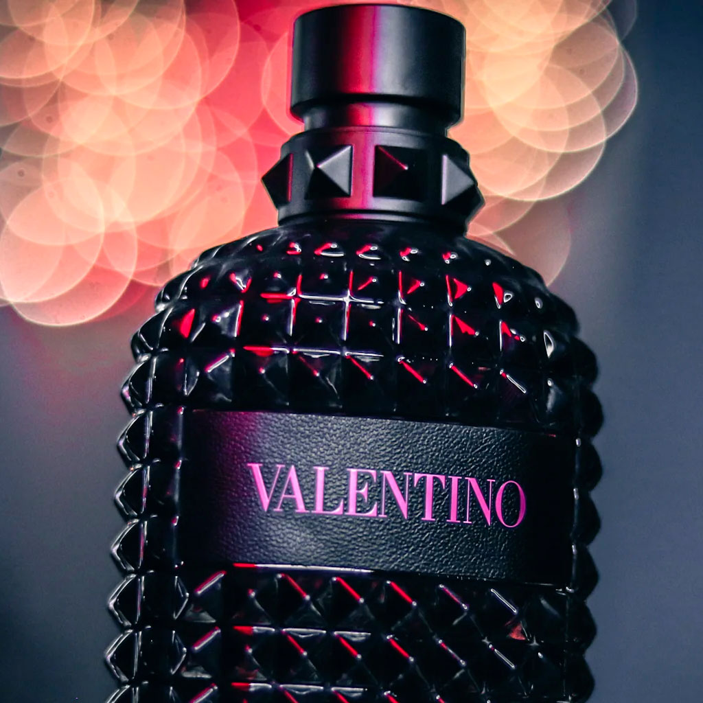 perfume valentino born in roma con fondo desenfocado